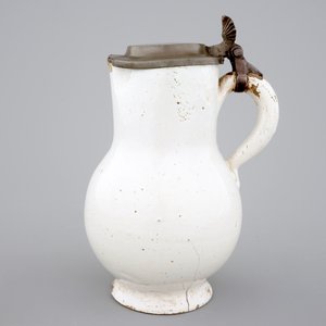 A white monochrome Dutch Delft pewter-mounted jug, 17/18th C. — 照片 5