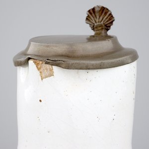A white monochrome Dutch Delft pewter-mounted jug, 17/18th C. — 照片 7