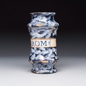 A white-splashed blue-ground Italian maiolica albarello — photo 4