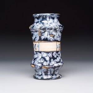 A white-splashed blue-ground Italian maiolica albarello — photo 5