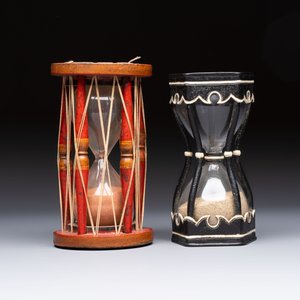 A wrought iron and a wooden hour glass, Germany and Italy, 19/20th C. — 照片 2