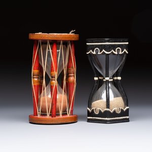 A wrought iron and a wooden hour glass, Germany and Italy, 19/20th C. — 照片 3