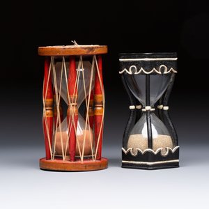 A wrought iron and a wooden hour glass, Germany and Italy, 19/20th C. — 照片 4