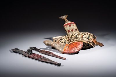 A Yemen jambiya-style dagger or 'asib' with horn hilt and silver-plated mounts, and two African daggers, 19/20th C.