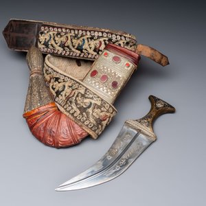 A Yemen jambiya-style dagger or 'asib' with horn hilt and silver-plated mounts, and two African daggers, 19/20th C. — 照片 12