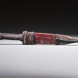 A Yemen jambiya-style dagger or 'asib' with horn hilt and silver-plated mounts, and two African daggers, 19/20th C. — 照片 5