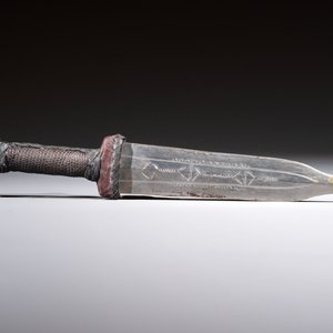 A Yemen jambiya-style dagger or 'asib' with horn hilt and silver-plated mounts, and two African daggers, 19/20th C. — 照片 6