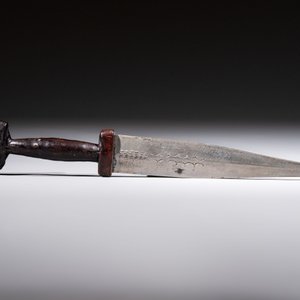A Yemen jambiya-style dagger or 'asib' with horn hilt and silver-plated mounts, and two African daggers, 19/20th C. — 照片 10