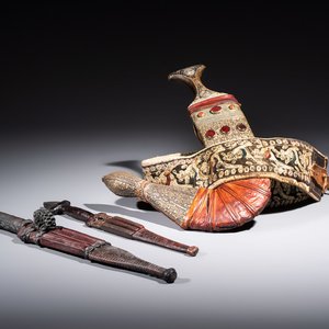 A Yemen jambiya-style dagger or ‘asib’ with horn hilt and silver-plated mounts, and two African daggers, 19th/20th C. — photo 1