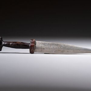 A Yemen jambiya-style dagger or ‘asib’ with horn hilt and silver-plated mounts, and two African daggers, 19th/20th C. — photo 11