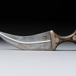 A Yemen jambiya-style dagger or ‘asib’ with horn hilt and silver-plated mounts, and two African daggers, 19th/20th C. — photo 13