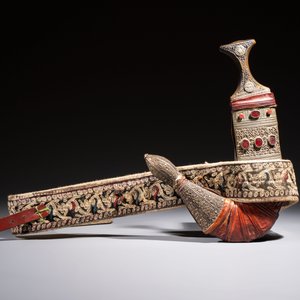 A Yemen jambiya-style dagger or ‘asib’ with horn hilt and silver-plated mounts, and two African daggers, 19th/20th C. — photo 2