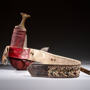 A Yemen jambiya-style dagger or ‘asib’ with horn hilt and silver-plated mounts, and two African daggers, 19th/20th C. — photo 3