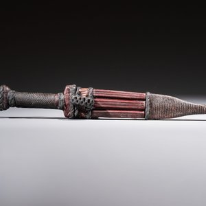 A Yemen jambiya-style dagger or ‘asib’ with horn hilt and silver-plated mounts, and two African daggers, 19th/20th C. — photo 4