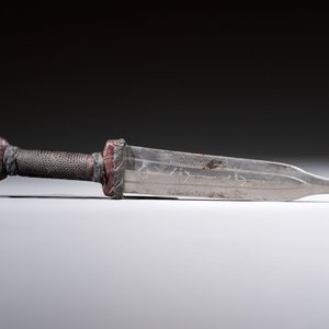 A Yemen jambiya-style dagger or ‘asib’ with horn hilt and silver-plated mounts, and two African daggers, 19th/20th C. — photo 7