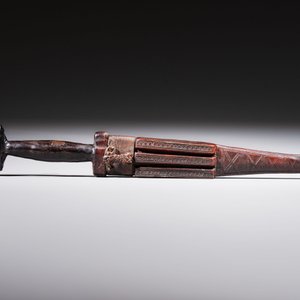 A Yemen jambiya-style dagger or ‘asib’ with horn hilt and silver-plated mounts, and two African daggers, 19th/20th C. — photo 8