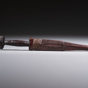 A Yemen jambiya-style dagger or ‘asib’ with horn hilt and silver-plated mounts, and two African daggers, 19th/20th C. — photo 9