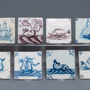 Acht blauw-witte en mangane Delftse tegels met schepen en zeewezens, 17/18e eeuw — foto 1