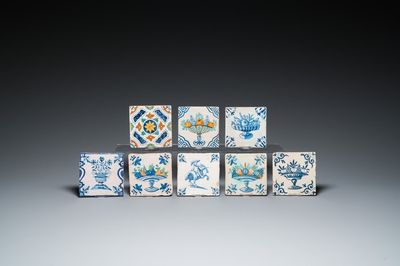 Acht blauw-witte en polychrome Delftse tegels, 17e eeuw