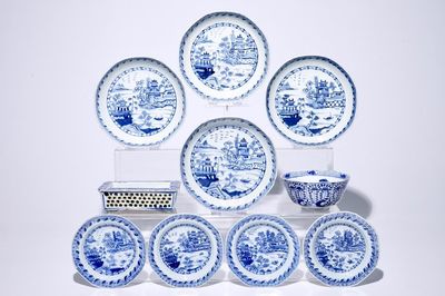 Acht Chinese blauw-witte borden, een kom en een jardinière, 18/19e eeuw