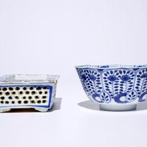 Acht Chinese blauw-witte borden, een kom en een jardinière, 18/19e eeuw — foto 5