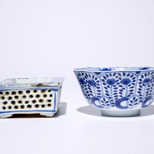 Acht Chinese blauw-witte borden, een kom en een jardinière, 18/19e eeuw — foto 7