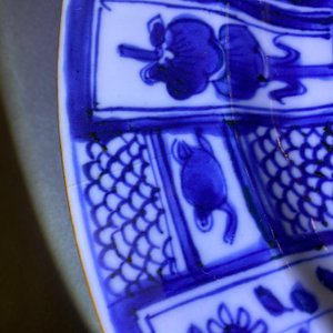 Acht Chinese blauw-witte borden met floraal decor in Wanli-stijl, Kangxi — foto 14