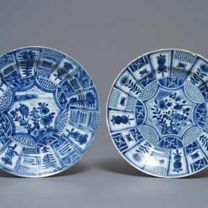 Acht Chinese blauw-witte borden met floraal decor in Wanli-stijl, Kangxi — foto 6