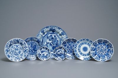 Acht Chinese blauw-witte borden, Wanli/Kangxi