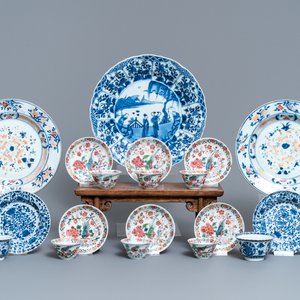 Acht Chinese blauw-witte en famille rose koppen en schotels en drie borden, Kangxi/Qianlong — foto 1