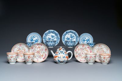Acht Chinese blauw-witte en famille rose koppen en schotels en een Imari-stijl theepot, Kangxi/Qianlong