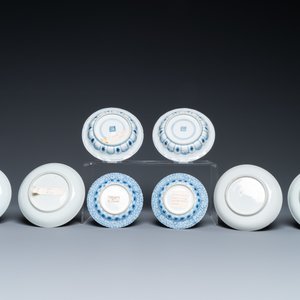 Acht Chinese blauw-witte en famille rose koppen en schotels en een Imari-stijl theepot, Kangxi/Qianlong — foto 3
