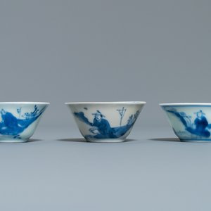 Acht Chinese blauw-witte koppen en schotels, Kangxi/Qianlong — foto 11