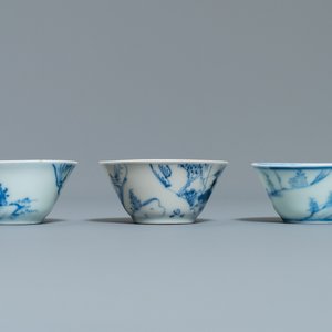 Acht Chinese blauw-witte koppen en schotels, Kangxi/Qianlong — foto 12