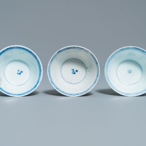 Acht Chinese blauw-witte koppen en schotels, Kangxi/Qianlong — foto 14