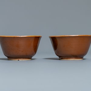 Acht Chinese blauw-witte koppen en schotels, Kangxi/Qianlong — foto 17