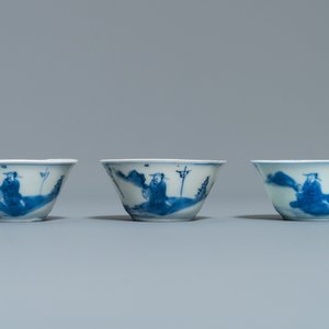 Acht Chinese blauw-witte koppen en schotels, Kangxi/Qianlong — foto 6