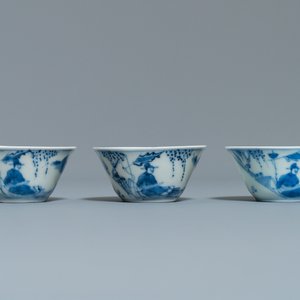 Acht Chinese blauw-witte koppen en schotels, Kangxi/Qianlong — foto 8