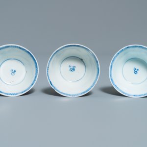 Acht Chinese blauw-witte koppen en schotels, Kangxi/Qianlong — foto 9