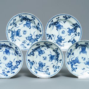 Acht Chinese blauw-witte koppen en schotels, Kangxi — foto 2