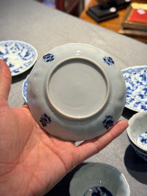 Acht Chinese blauw-witte koppen en schotels met vliegerende jongens, Yongzheng — foto 18