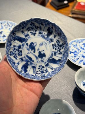 Acht Chinese blauw-witte koppen en schotels met vliegerende jongens, Yongzheng — foto 19