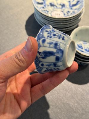 Acht Chinese blauw-witte koppen en schotels met vliegerende jongens, Yongzheng — foto 4