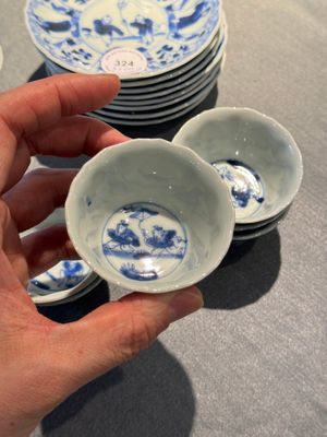 Acht Chinese blauw-witte koppen en schotels met vliegerende jongens, Yongzheng — foto 8
