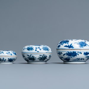 Acht Chinese blauw-witte schotels, een schaal en drie dekseldoosjes, Yongzheng en later — foto 14
