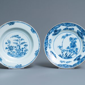 Acht Chinese blauw-witte schotels, een schaal en drie dekseldoosjes, Yongzheng en later — foto 5