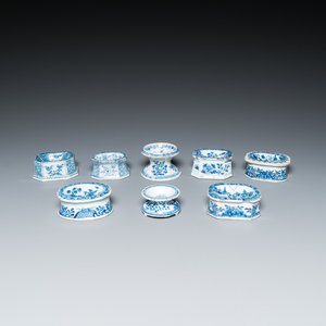Acht Chinese blauw-witte zoutvaten, Kangxi en later — foto 1