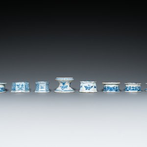 Acht Chinese blauw-witte zoutvaten, Kangxi en later — foto 3