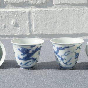 Acht Chinese blauwwitte dekseldoosjes en vier wijnkoppen met draken, Hatcher cargo, Transitie periode — foto 10