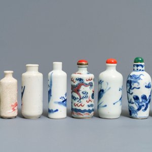Acht Chinese blauwwitte en onderglazuur rode snuifflessen, 19/20e eeuw — foto 2